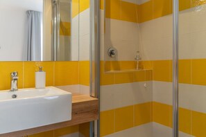 Ducha, secador de pelo y toallas