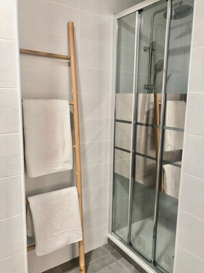 Shower, towels