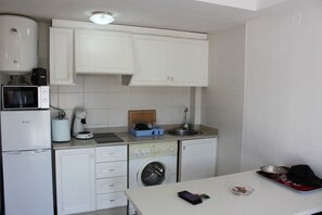 Refrigerador, microondas, cafetera y tetera y utensilios de cocina 