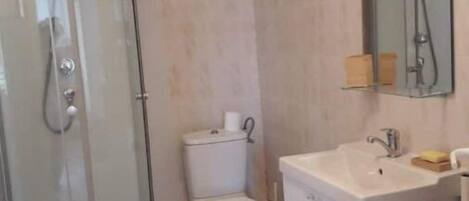 Douche, serviettes fournies