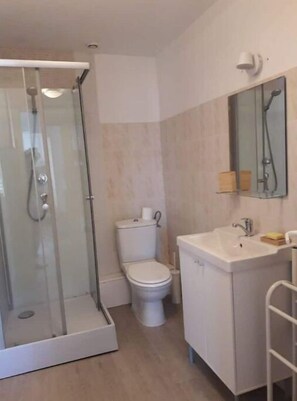 Douche, serviettes fournies