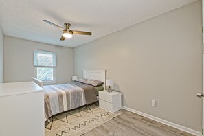 3 habitaciones, tabla de planchar con plancha, wifi y ropa de cama