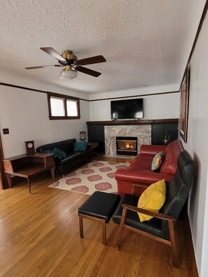 Een smart-tv, een open haard en een stereo