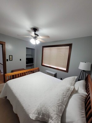 4 slaapkamers, een bureau, een strijkplank/strijkijzer, gratis wifi