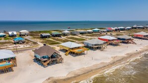 Una zona costera con casas de playa y un muelle.