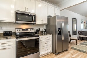 Fridge, microwave, coffee/tea maker, toaster - Oceanfront, pool, oversized deck, volleyball pit! - Lemon Breeze (Dauphin Island)