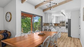 House, 5 Bedrooms | Dining