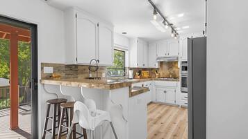 House, 5 Bedrooms | Private kitchen | Fridge, oven, coffee/tea maker, toaster