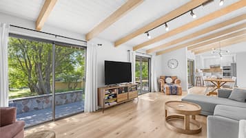 House, 5 Bedrooms | Living area | Smart TV, streaming services