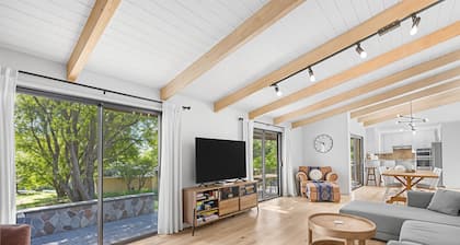 The Red House - Near Golf, Beaches & Communal Pool by Yosemite Region Resorts