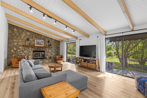 House, 5 Bedrooms | Living area | Smart TV, streaming services - The Red House - Near Golf, Beaches & Communal Pool by Yosemite Region Resorts (Groveland)