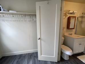 Combined shower/tub, towels - 321 Lincoln #2: Studio, 1 BA Apartment in Sitka, Sleeps 2 (Sitka)