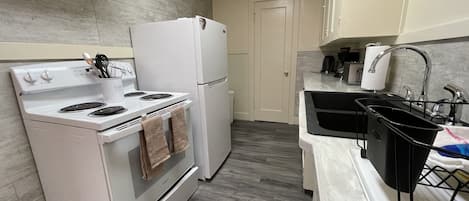 Fridge, oven, stovetop, coffee/tea maker