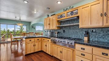 House, 6 Bedrooms | Private kitchen | Fridge, coffee/tea maker, toaster, cookware/dishes/utensils