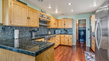 House, 6 Bedrooms | Private kitchen | Fridge, coffee/tea maker, toaster, cookware/dishes/utensils