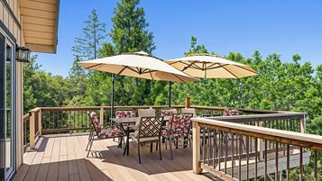 House, 6 Bedrooms | Outdoor dining