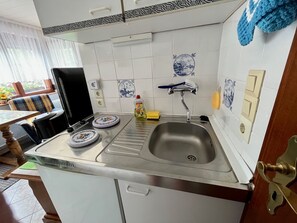 Cafetera i tetera i utensilis de cuina, vaixella i coberteria