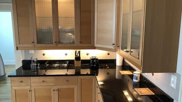 House, 4 Bedrooms | Private kitchen | Fridge, oven, coffee/tea maker