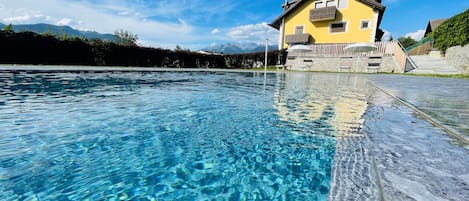 Piscine extérieure (ouverte en saison)