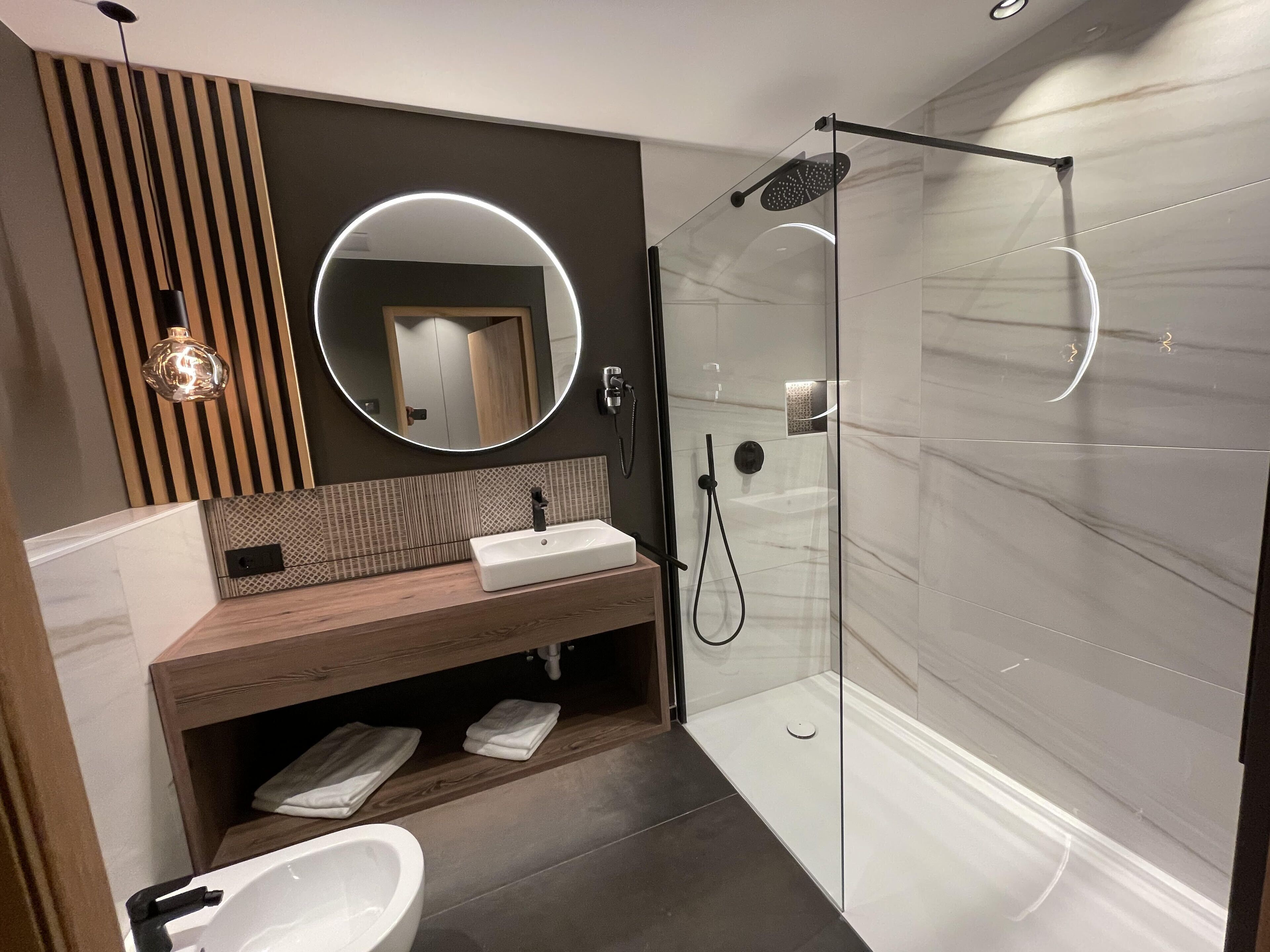 Design Apartment | Bilik Mandi | Pancuran mandi, pengering rambut, bidet, lantai dipanaskan 