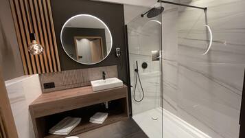 Design Apartment | Bilik Mandi | Pancuran mandi, pengering rambut, bidet, lantai dipanaskan