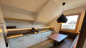 Classic-Apartment | Wohnbereich | 32-Zoll-LED-Fernseher mit Satellitenempfang, Fernseher