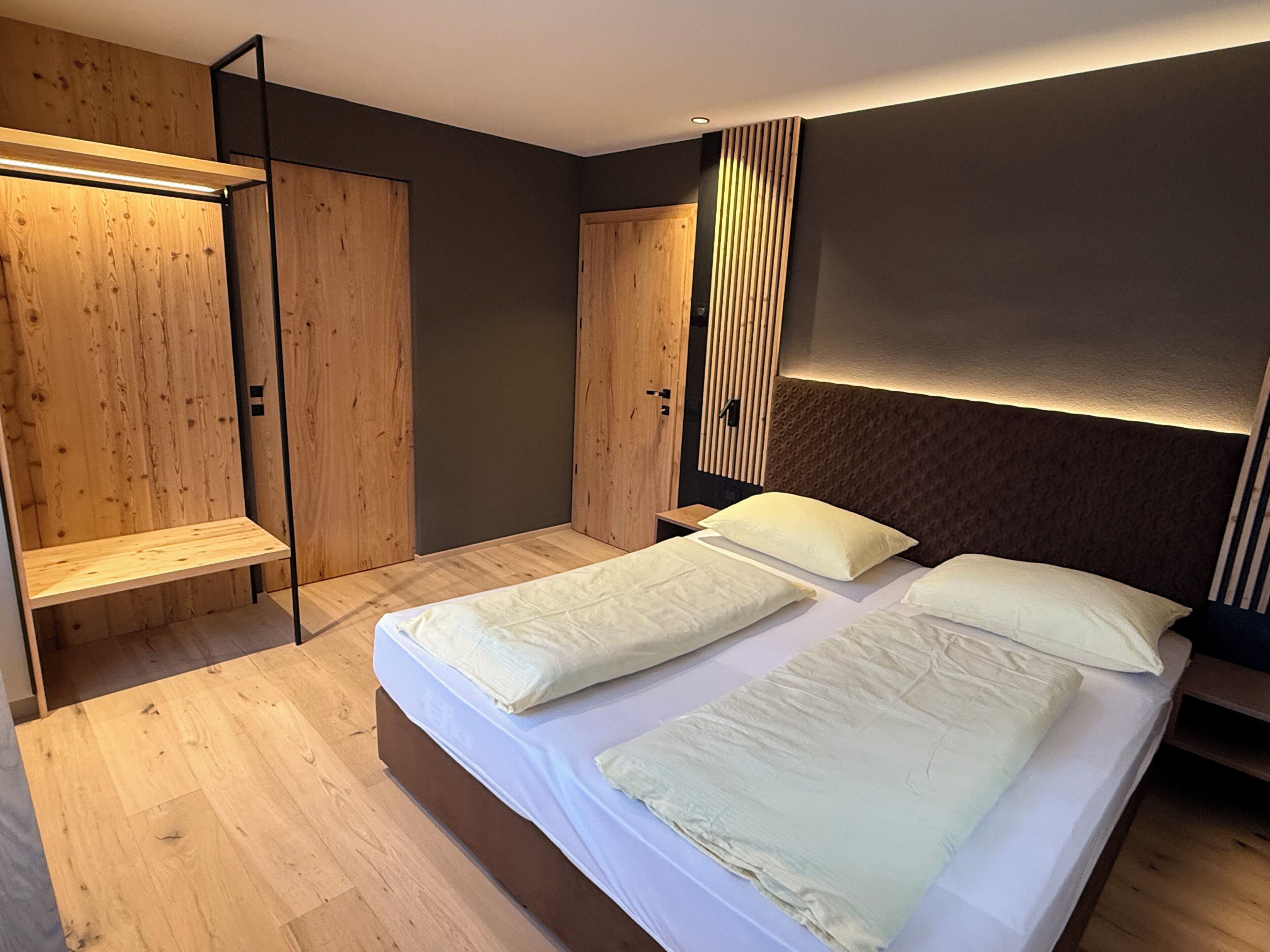 Comfort appartement | Een kluis op de kamer, een bureau, verduisterende gordijnen