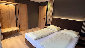Comfort appartement | Een kluis op de kamer, een bureau, verduisterende gordijnen