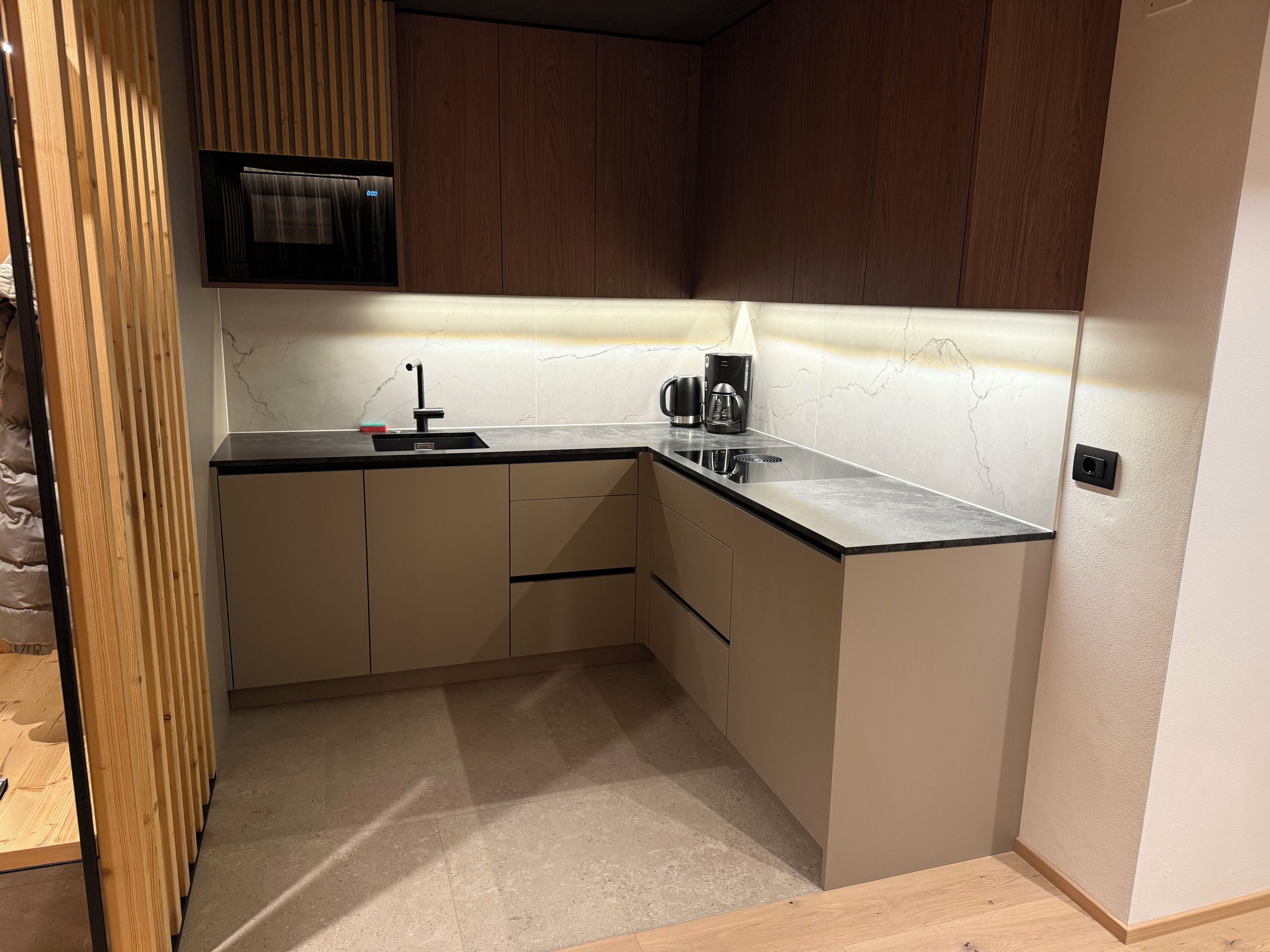 Departamento Confort | Cocina privada | Refrigerador con congelador, microondas y parrilla de estufa 