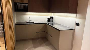 Departamento Confort | Cocina privada | Refrigerador con congelador, microondas y parrilla de estufa