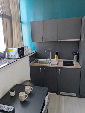 Frigorífico, microondas, placa de cocina y tostadora