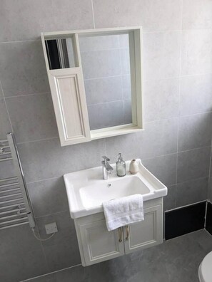 Douche, sèche-cheveux, serviettes fournies, shampoing