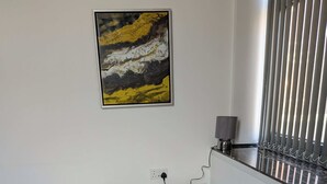 Desk, iron/ironing board, WiFi, bed sheets - Convenient Budget Studio in Central Sunderland (Sunderland)