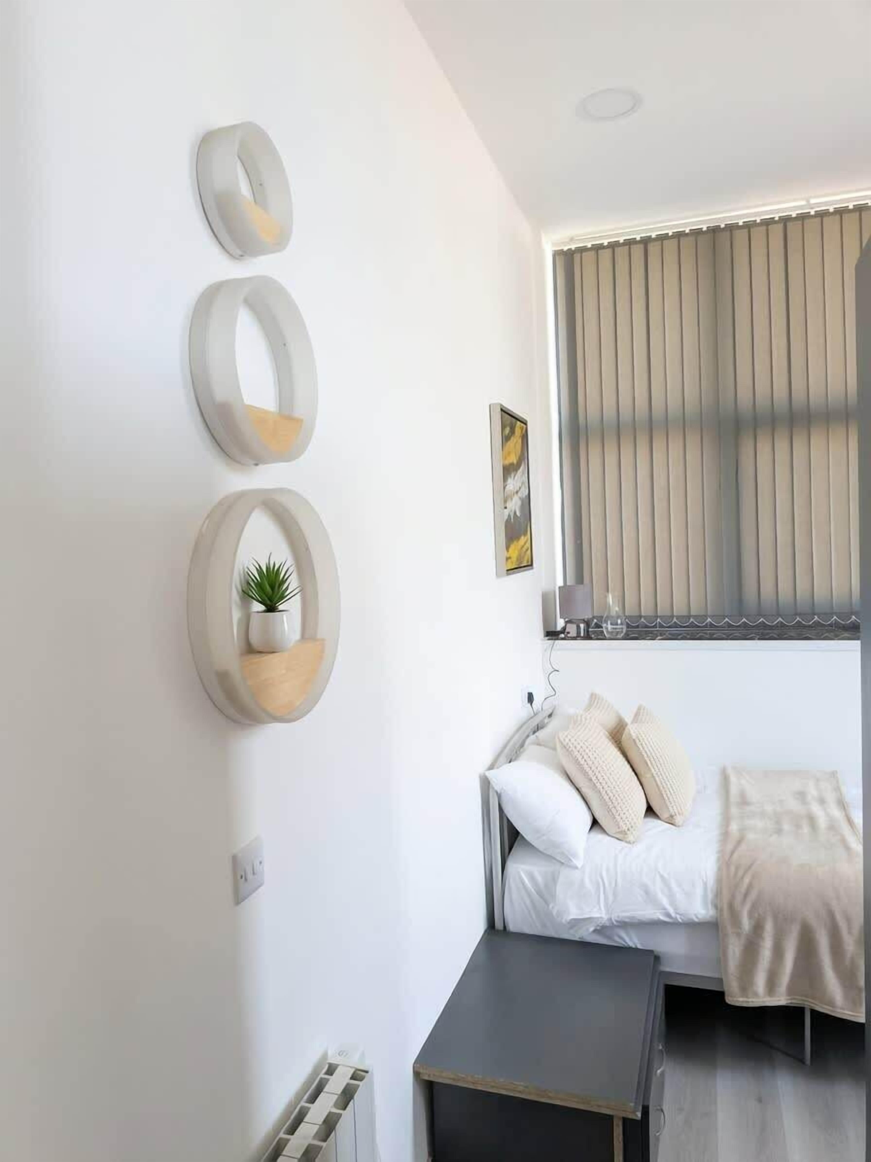 Desk, iron/ironing board, WiFi, bed sheets