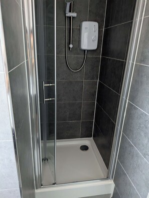 Shower, hair dryer, towels, shampoo - Convenient Budget Studio in Central Sunderland (Sunderland)