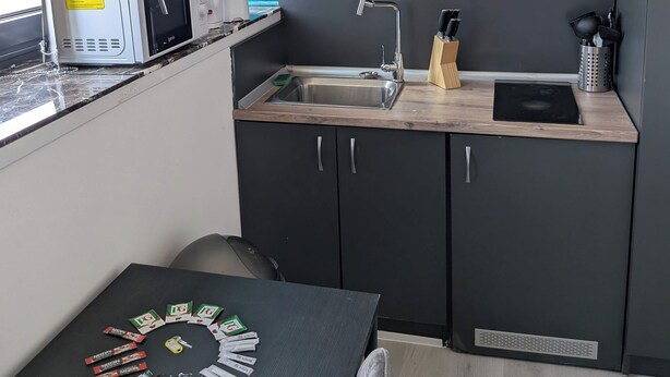 Fridge, microwave, stovetop, electric kettle - Convenient Budget Studio in Central Sunderland (Sunderland)