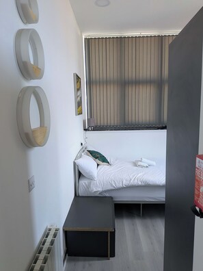 Desk, iron/ironing board, WiFi, bed sheets - Convenient Budget Studio in Central Sunderland (Sunderland)