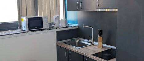 Kjøleskap, mikrobølgeovn, kokeplater og brødrister