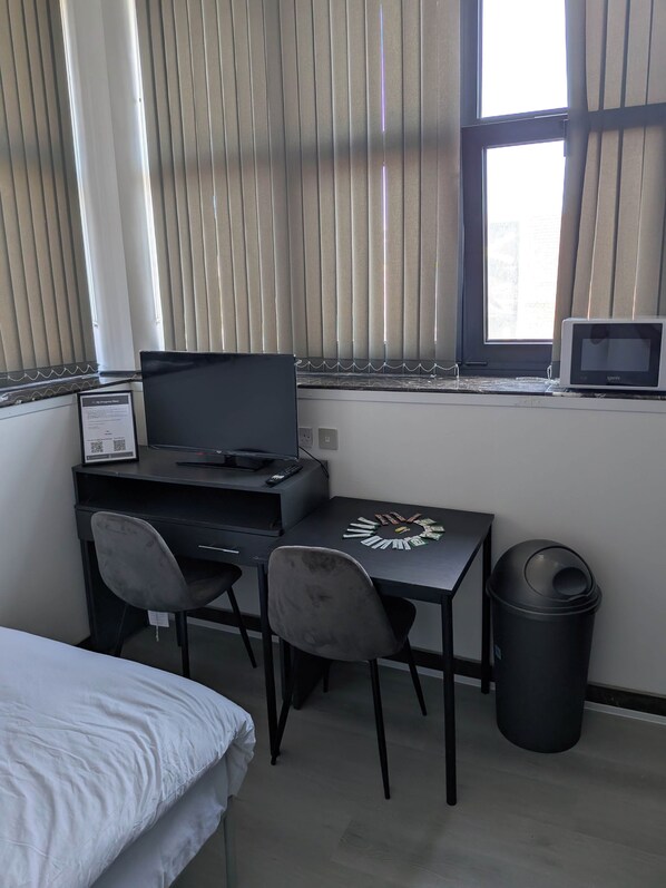 Desk - Convenient Budget Studio in Central Sunderland (Sunderland)