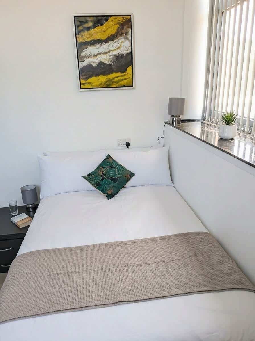 Desk, iron/ironing board, WiFi, bed sheets