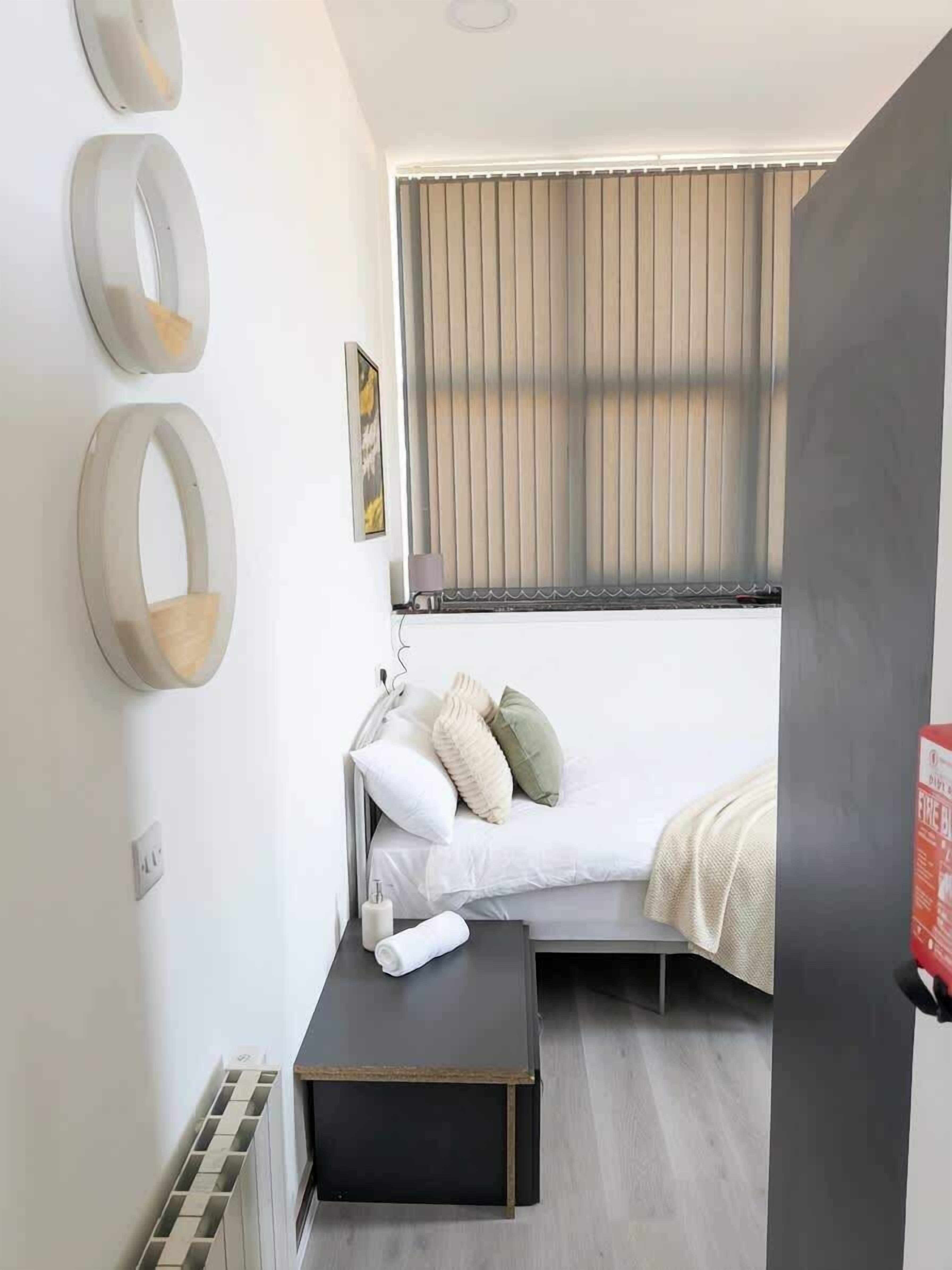 Desk, iron/ironing board, WiFi, bed sheets
