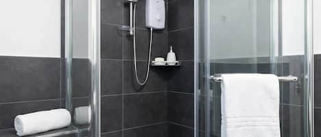 Douche, séchoir à cheveux, serviettes fournies, shampooing
