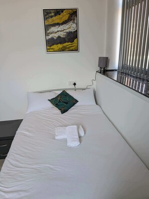 Desk, iron/ironing board, WiFi, bed sheets