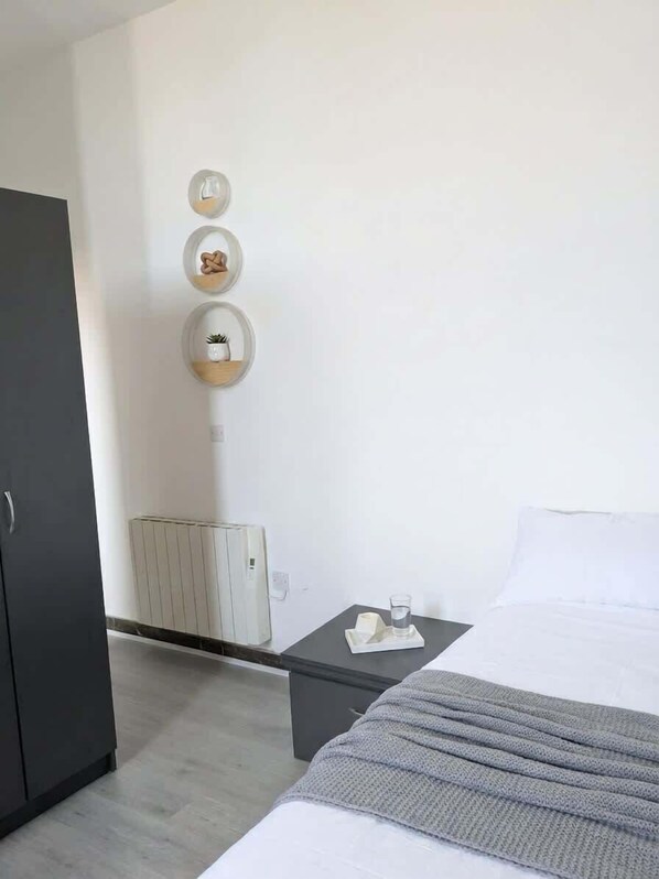 Desk, iron/ironing board, WiFi, bed sheets