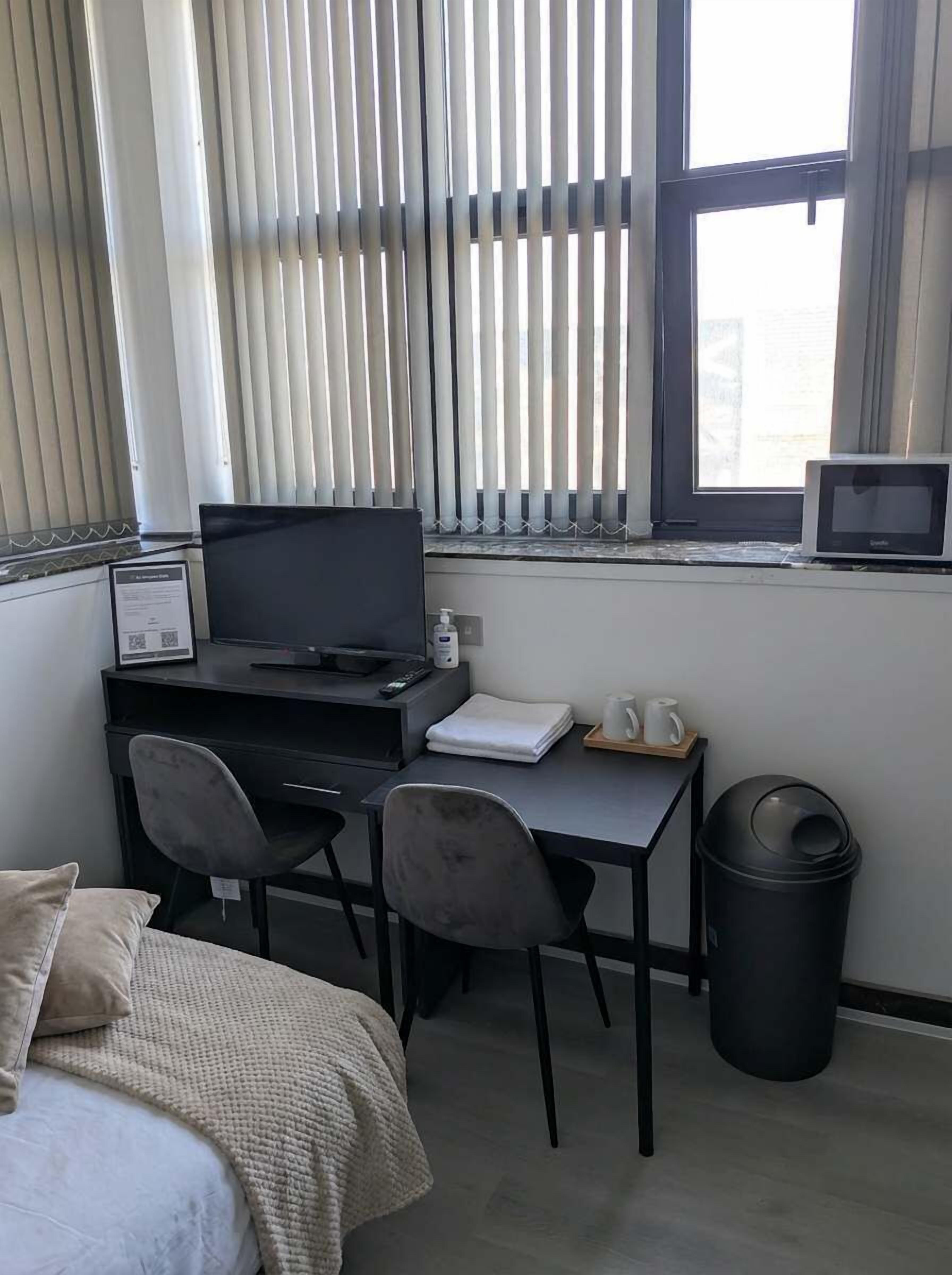 Een bureau, een strijkplank/strijkijzer, wifi, beddengoed