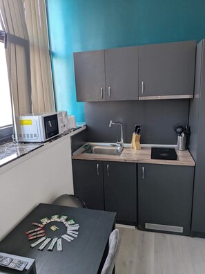 Jääkaappi, mikroaaltouuni, liesi, leivänpaahdin