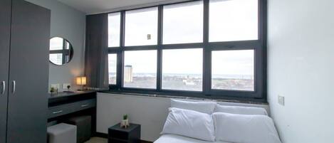 Skrivebord, strykejern/-brett og sengetøy