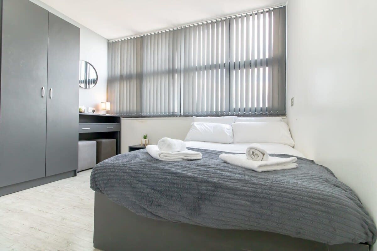 Schreibtisch, Bügeleisen/Bügelbrett, Bettwäsche