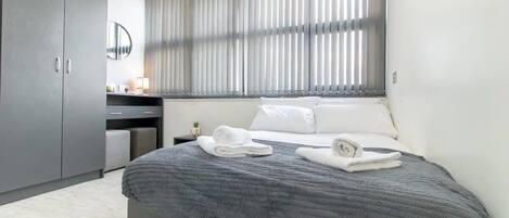 Schreibtisch, Bügeleisen/Bügelbrett, Bettwäsche