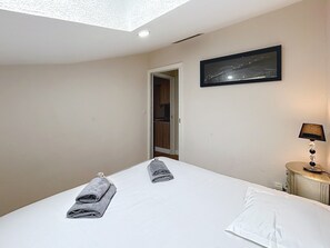 1 slaapkamer, een strijkplank/strijkijzer, wifi, beddengoed